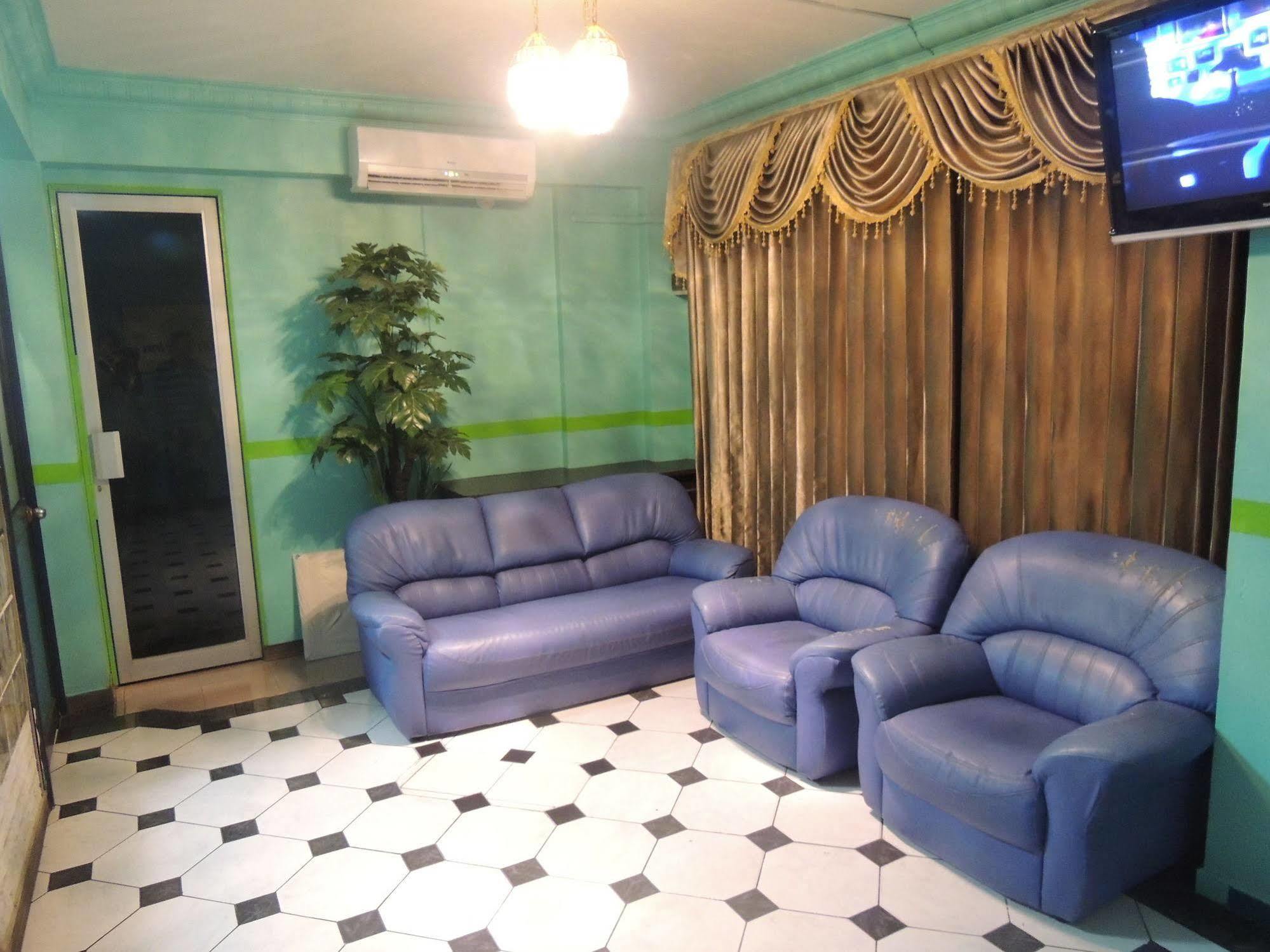 Off Day Inn Male Bagian luar foto