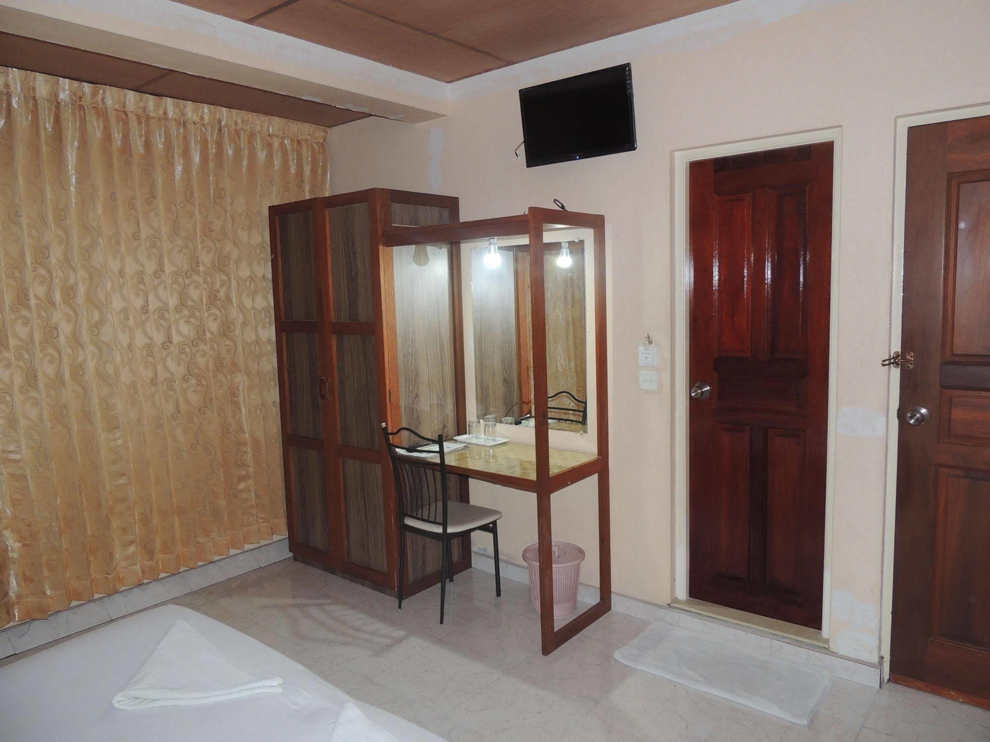 Off Day Inn Male Bagian luar foto