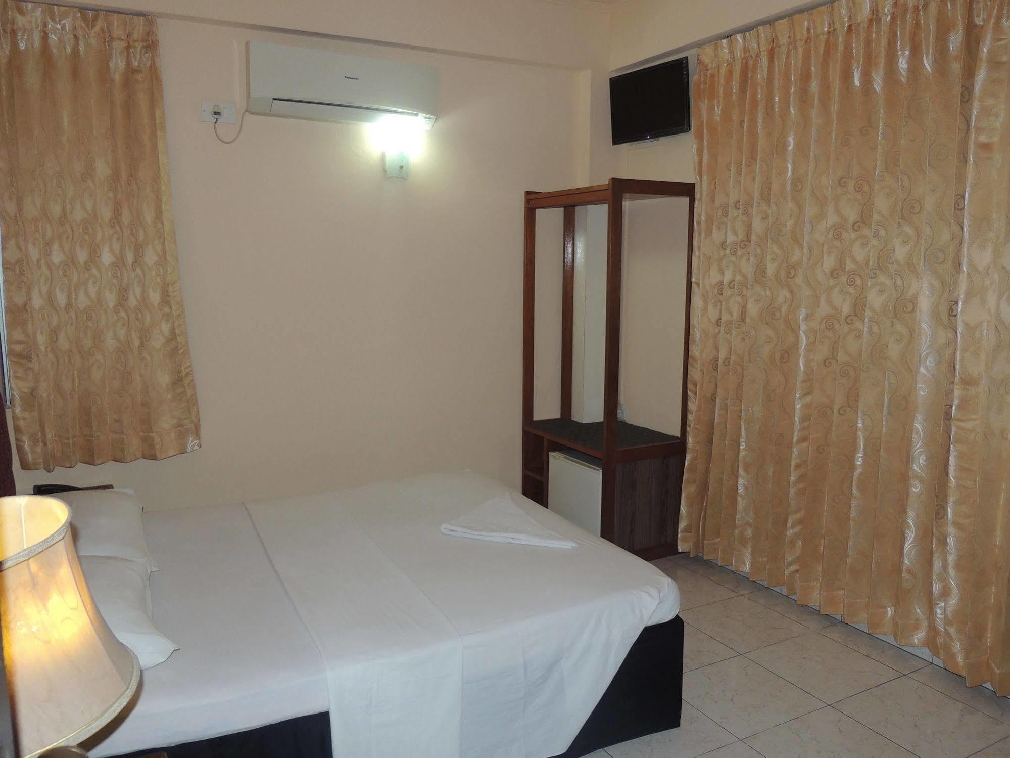 Off Day Inn Male Bagian luar foto