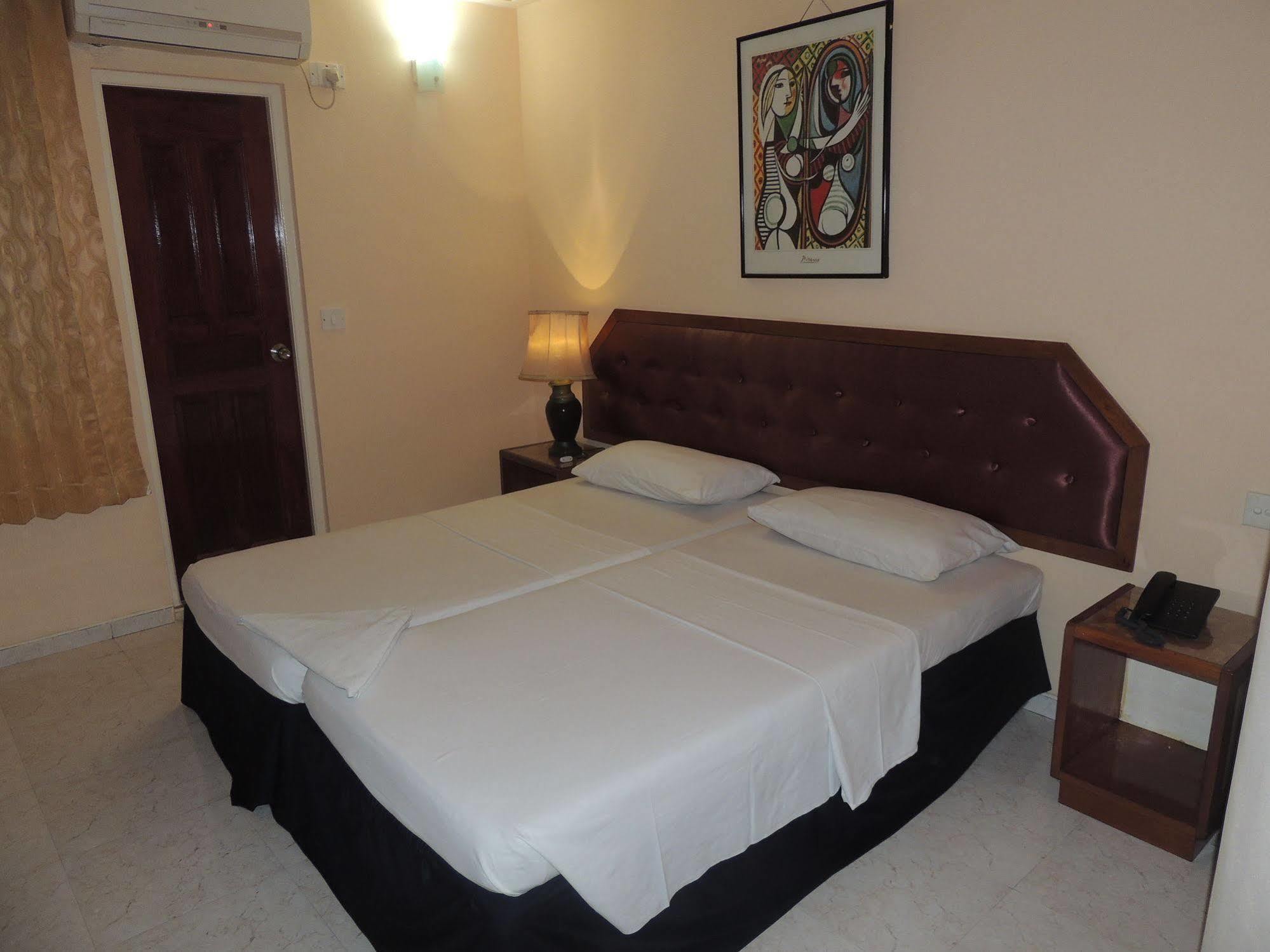 Off Day Inn Male Bagian luar foto