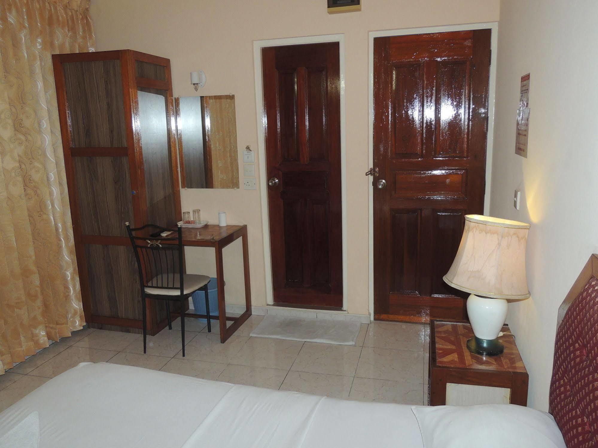 Off Day Inn Male Bagian luar foto