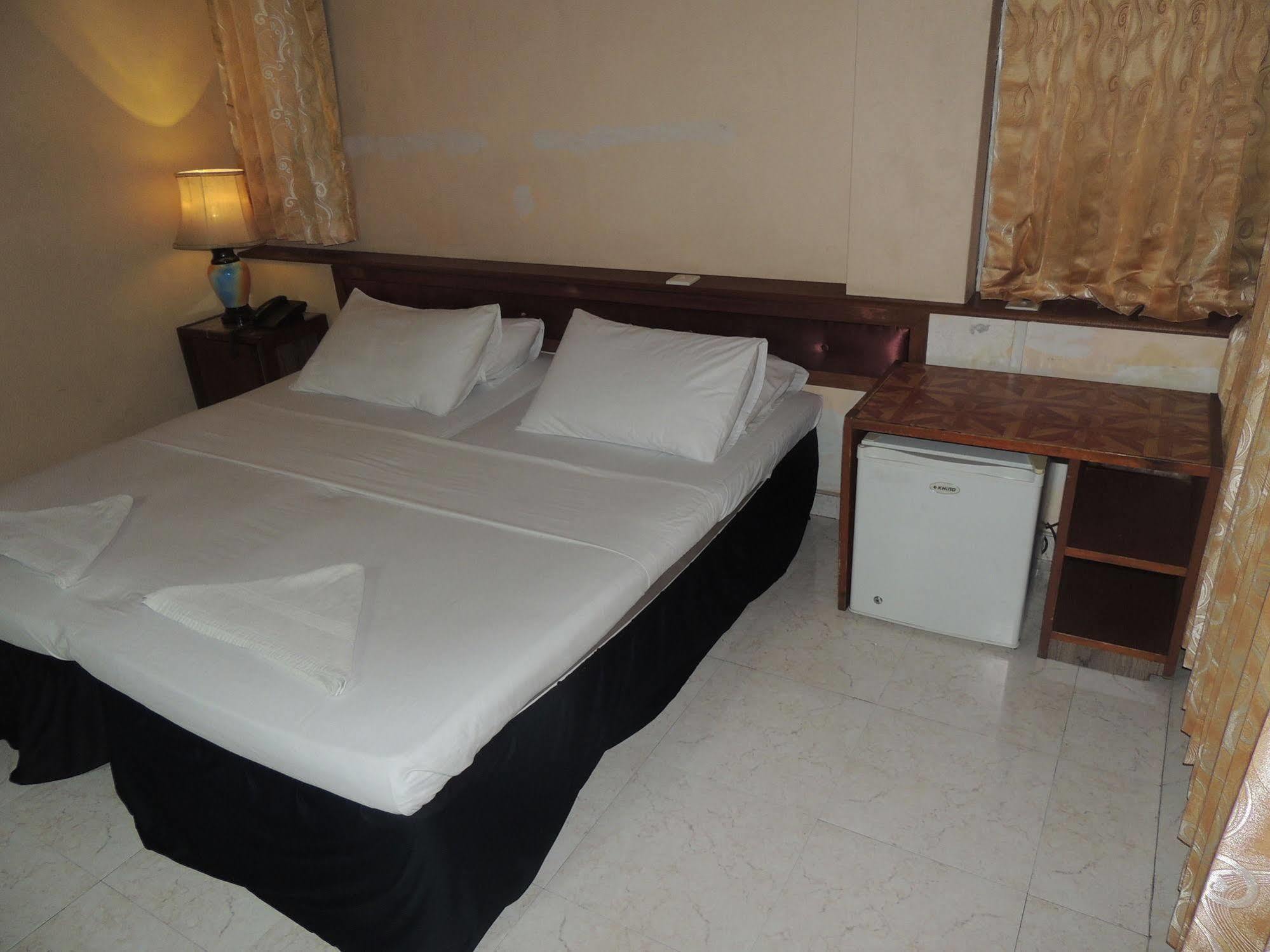 Off Day Inn Male Bagian luar foto