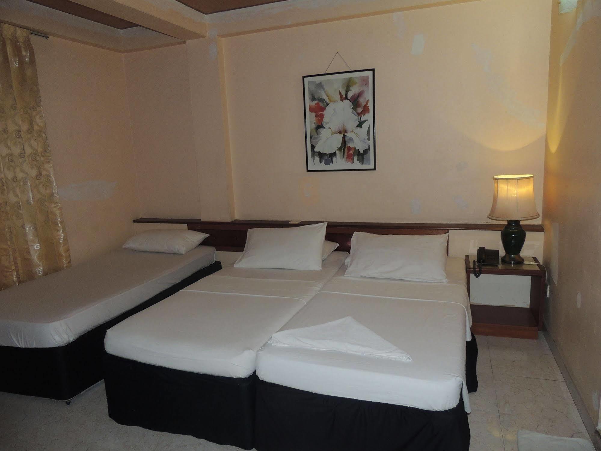 Off Day Inn Male Bagian luar foto