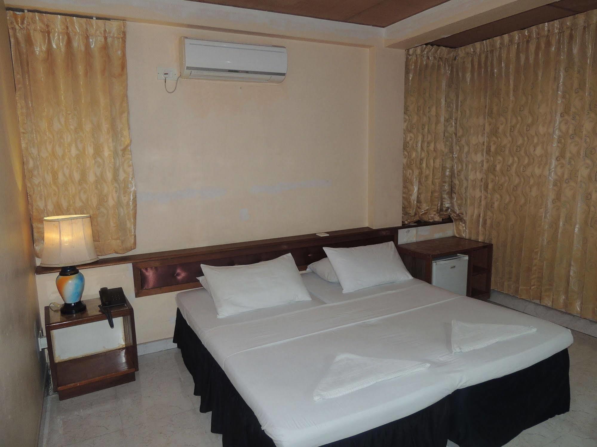 Off Day Inn Male Bagian luar foto