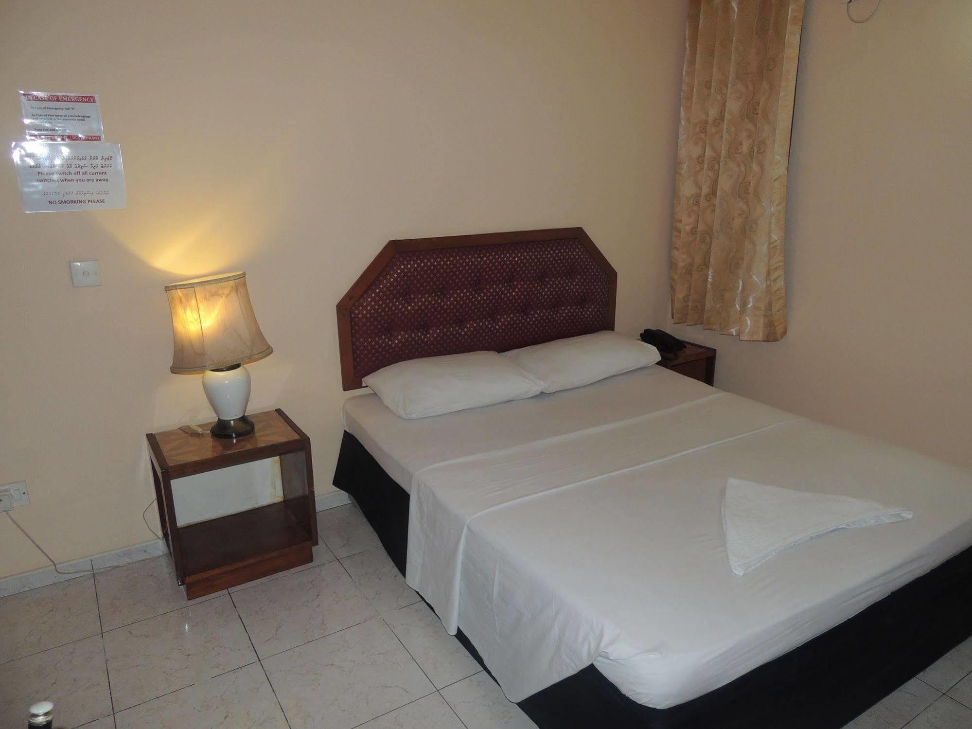 Off Day Inn Male Bagian luar foto